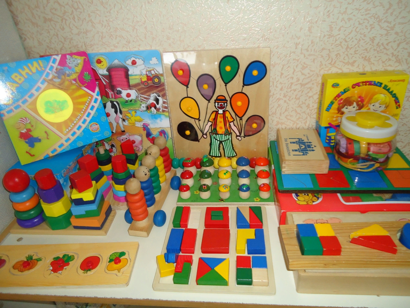 Дидактическая развивающие. Дидактические игрушки для детского сада. Сенсорные игрушки для детей раннего возраста. Игрушки для развития сенсорики. Сенсорика для детей.